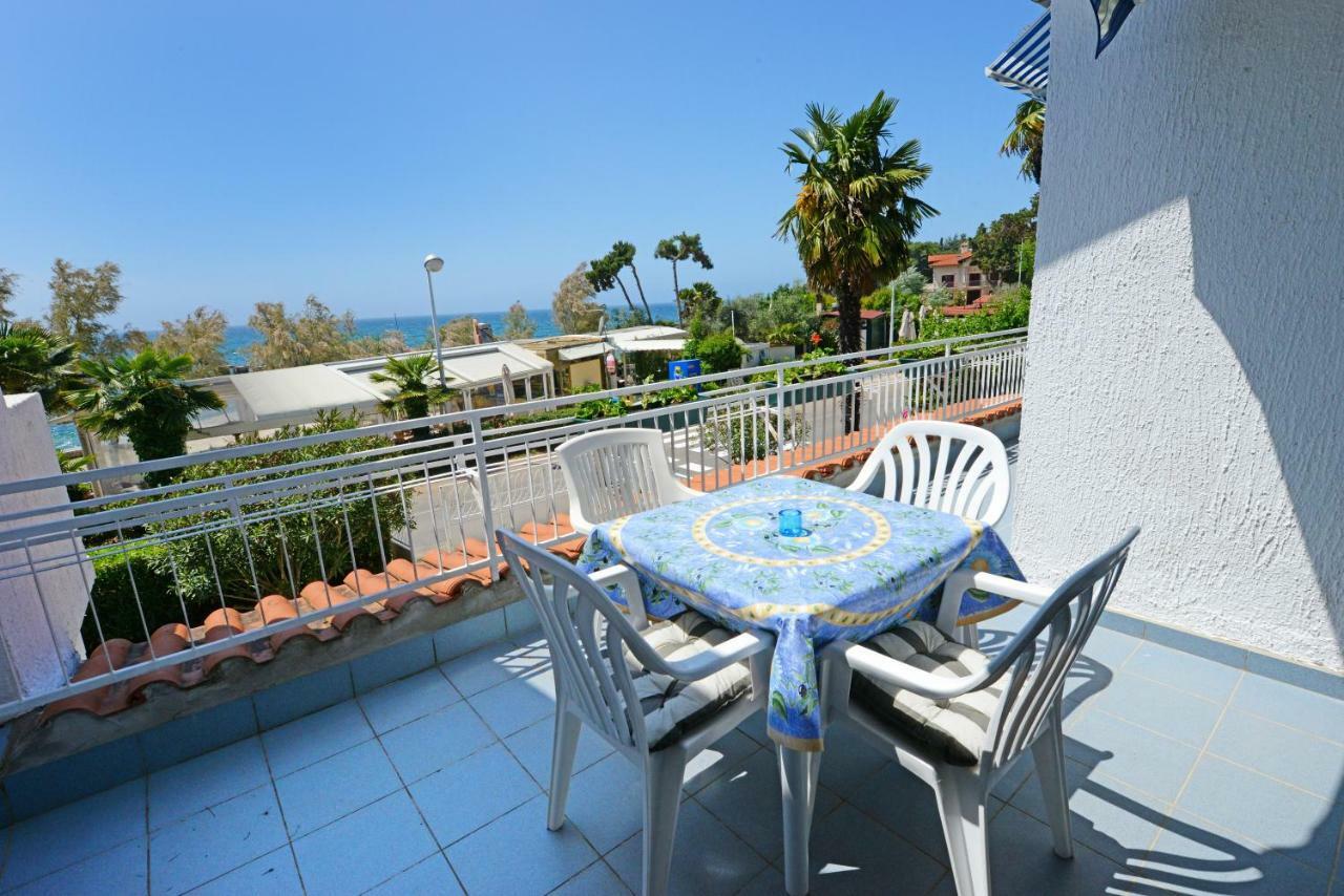 Beautiful Apartments First Row To The Sea بوريتش المظهر الخارجي الصورة