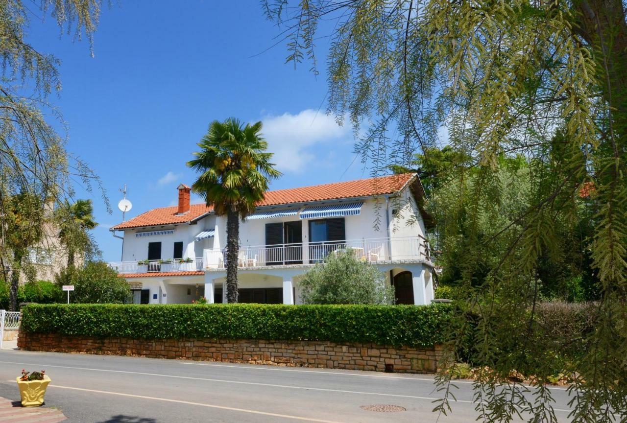 Beautiful Apartments First Row To The Sea بوريتش المظهر الخارجي الصورة